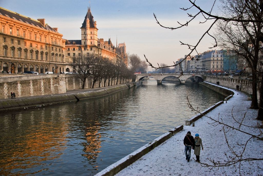 Khám phá nhịp sống người Paris bên hai bờ sông Seine