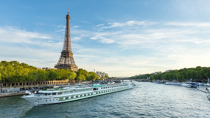 Một ngày lênh đênh trên dòng sông Seine lãng mạn tại Paris