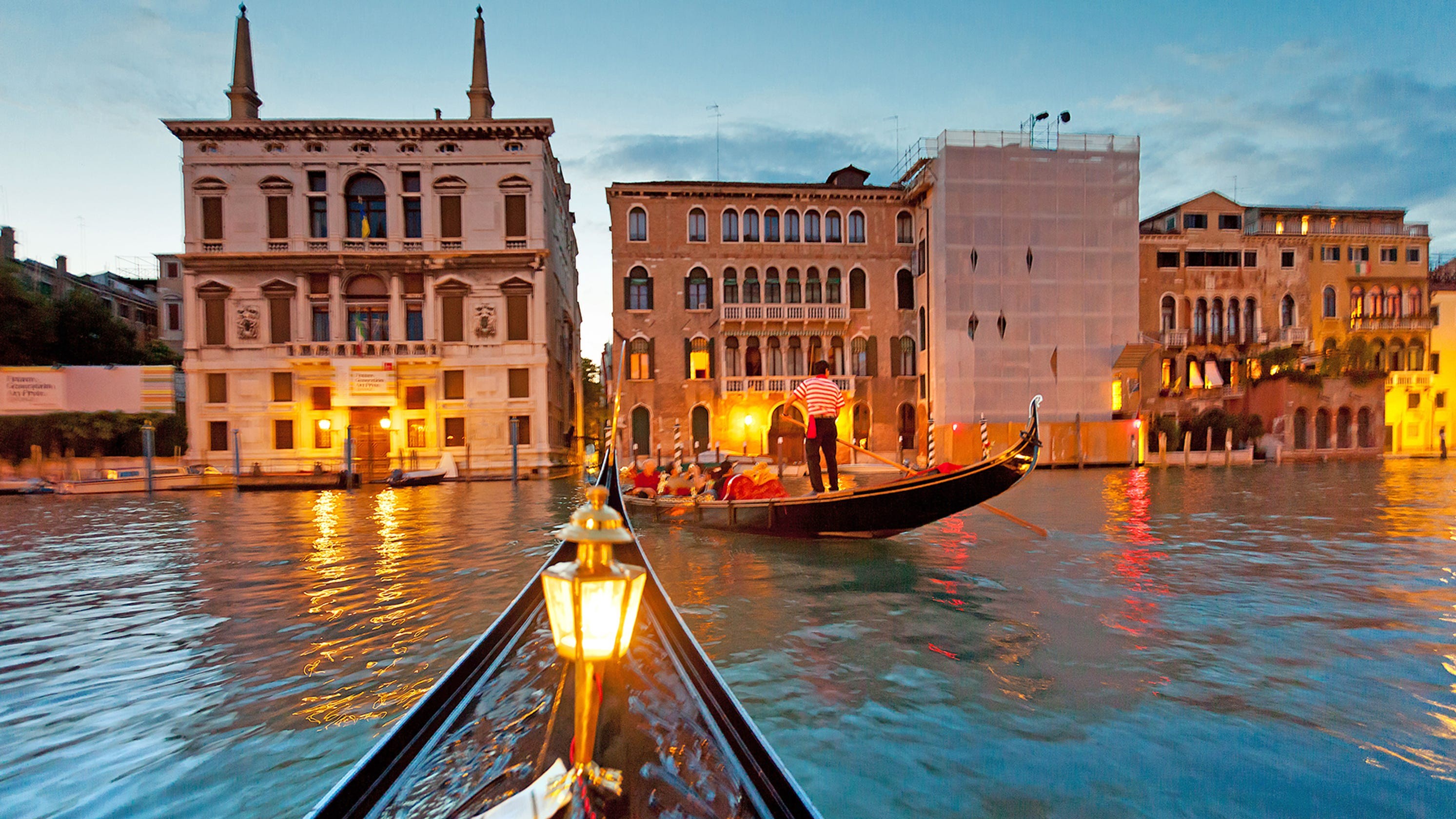 Nét thơ mộng trong từng cảnh sắc của Thành phố Venice vào ban đêm