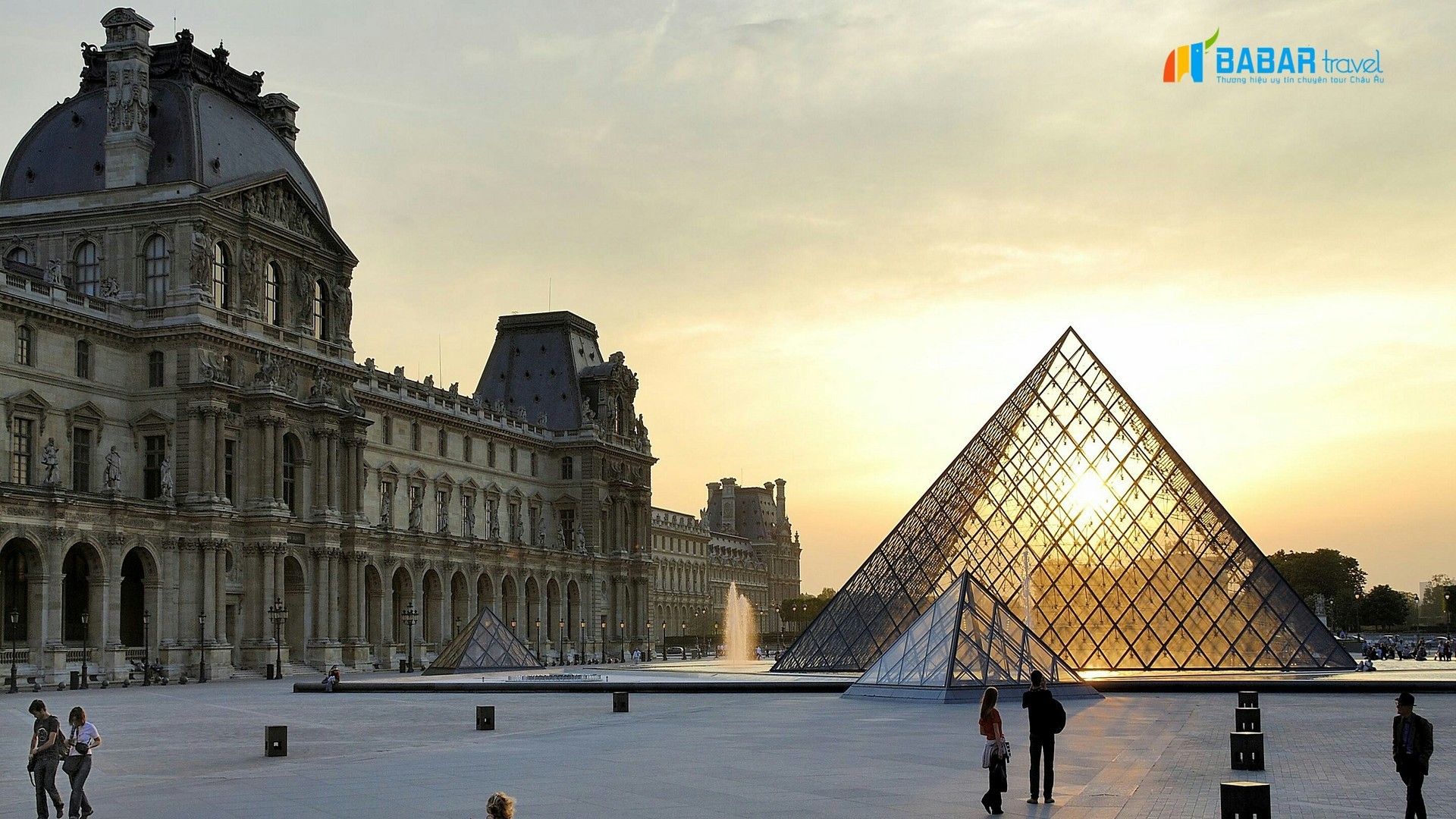 Kim Tự Tháp Louvre – Kim tự tháp “phát sáng” của thủ đô Paris